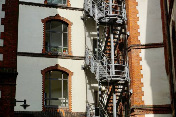 An empty enclosed courtyard. An old building and a rounded enclosed courtyard. Bicycles parked in the courtyard of an old house. Rounded enclosed courtyard. el speicherstadt, literalmente: