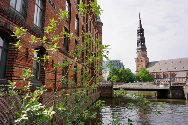 The Speicherstadt in summer. Hamburg in summer. Warehouse city in Hamburg. Red brick buildings. el speicherstadt, literalmente: