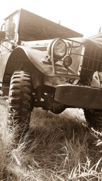 антикварный военный грузовик - obsolete military land vehicle antique old fashioned стоковые фото и изображения
