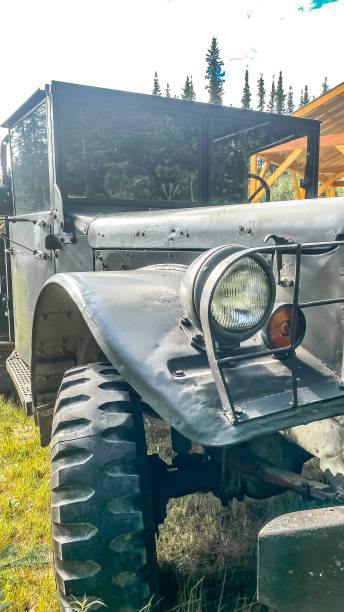 антикварный военный грузовик - obsolete military land vehicle antique old fashioned стоковые фото и изображения
