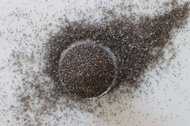 mucchio di semi di chia altamente nutrienti all'interno di una ciotola di vetro - quinoa sesame chia flax seed foto e immagini stock
