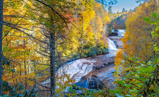 triple falls entouré de feuillage d’automne - triple falls photos photos et images de collection