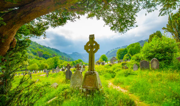 アイルランドのグレンダーロッホ渓谷にある古いアイルランドのケルト墓地 - celtic cross 写真 ストックフォトと画像