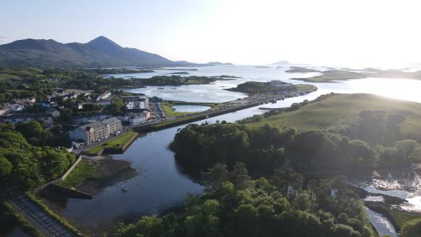 набережная вестпорта с неба, майо, ирландия - croagh patrick стоковые фото и изо�бражения