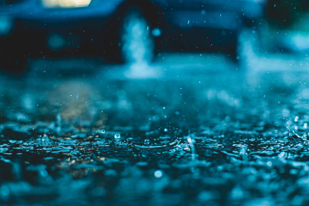 estrada molhada. enchente na cidade. chuva torrencial. clima extremo - truck wheel car macro - fotografias e filmes do acervo
