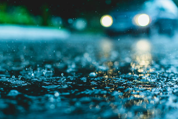 wet road. flood in the city. torrential rain. extreme weather - truck wheel car macro imagens e fotografias de stock