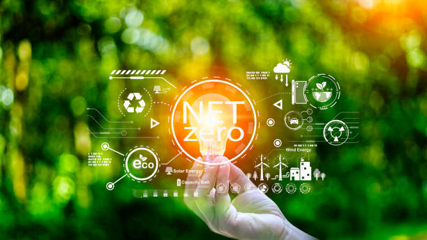 net zero concept. Hand holding bulb with net zero icon. carbon neutral concept. Dusty city environment PM 2.5 background. Climate-neutral long-term strategy. Carbon gas affects global warming. concepto de cero emisiones netas. bombilla de mano con icono de cero neto. concepto de carbono neutral. fondo de pm 2.5 del entorno de la ciudad polvorienta. estrategia a largo plazo climáticamente neutra. el gas de carbono afecta el calentamiento global.