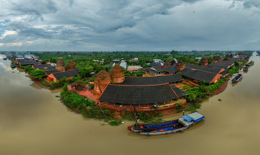 Not only having fruit orchards laden with fruit, unique eco-tourism sites, Vinh Long is also famous for an ancient brick village located on romantic rivers. Each roof of the kiln, each row of bricks, each shimmering image with the characteristic river and river scenery of the ceramic brick village is unmistakable.