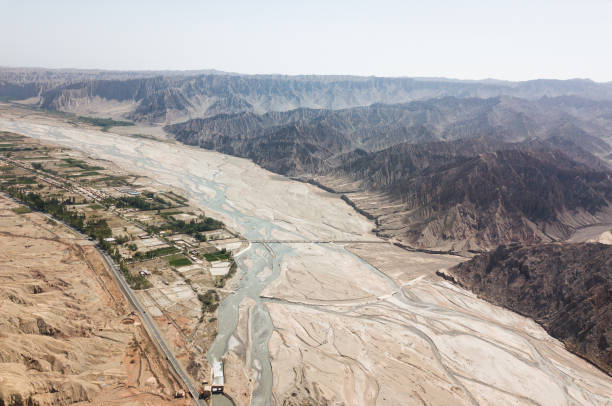 fotos aéreas de plateau y montaña de nieve en xinjiang, china - gobi desert fotografías e imágenes de stock