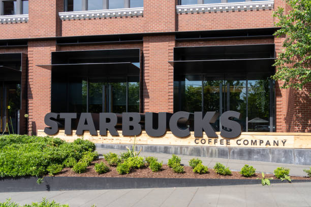 штаб-квартира starbucks в сиэтле, штат вашингтон, сша - starbucks sign coffee seattle стоковые фото и изображения