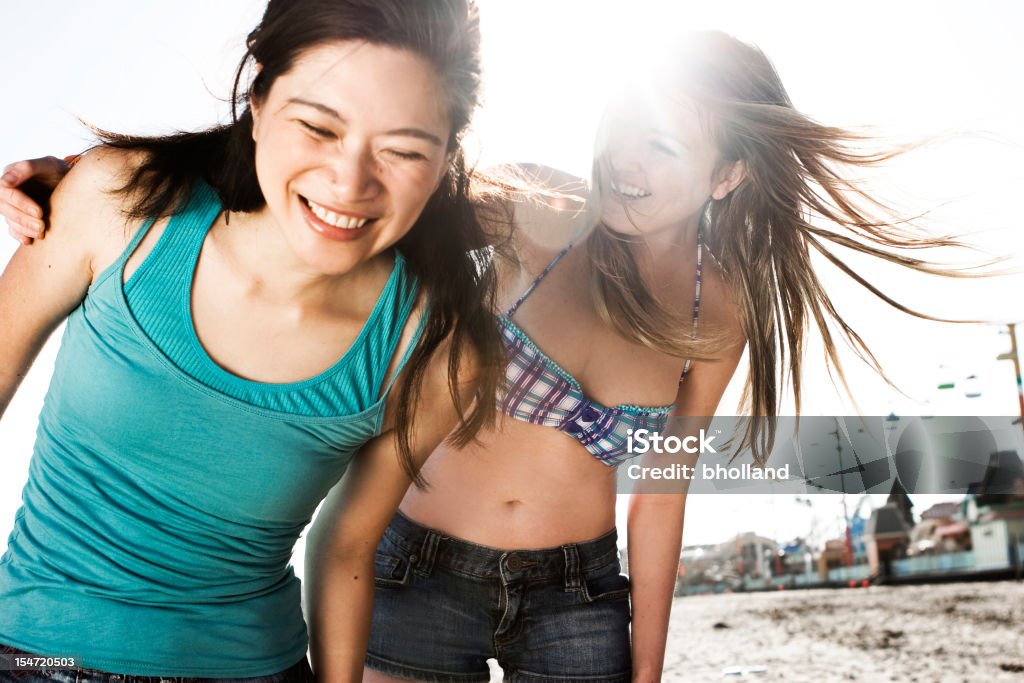 Zwei junge Frauen, die Spaß am Strand - Lizenzfrei Bikini Stock-Foto