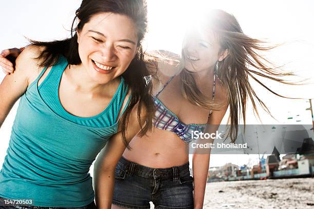 Zwei Junge Frauen Die Spaß Am Strand Stockfoto und mehr Bilder von Bikini - Bikini, Blendenfleck, Erwachsene Person