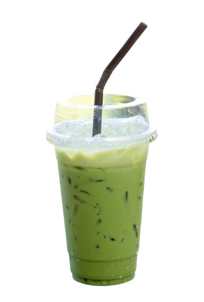 mrożona zielona herbata matcha latte ze skondensowanym mlekiem w przezroczystym plastikowym szkle izolowanym na białym tle ze ścieżką przycinania. - green smoothie single object cold drink isolated on green zdjęcia i obrazy z banku zdjęć