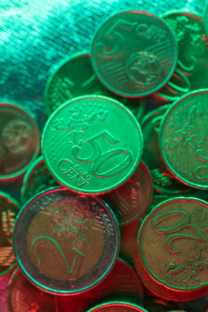 euro-cents in rosa und grünem licht . inflation des geldes in den eu-ländern. euro-wechselkurs in der europäischen union. eu-währung. geld und finanzen. - european union currency flash stock-fotos und bilder