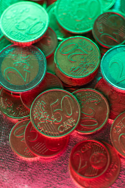 분홍색과 초록색 빛에 유로 센트. eu 국가의 화폐 인플레이션. 유럽 연합의 유로 환율. eu 통화. 돈과 금융. - european union currency flash 뉴스 사진 이미지