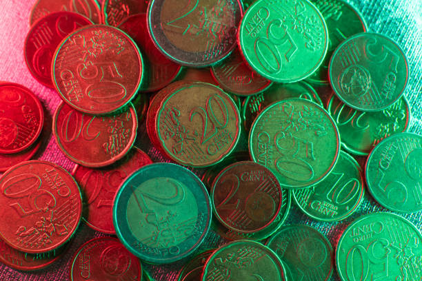 euro-cents in rosa und grünem licht . finanzieller hintergrund. euro-wechselkurs in der europäischen union. eu-währung. geld und finanzen. - european union currency flash stock-fotos und bilder