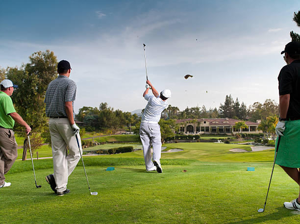 Groupe de quatre amis Tee Off - Photo