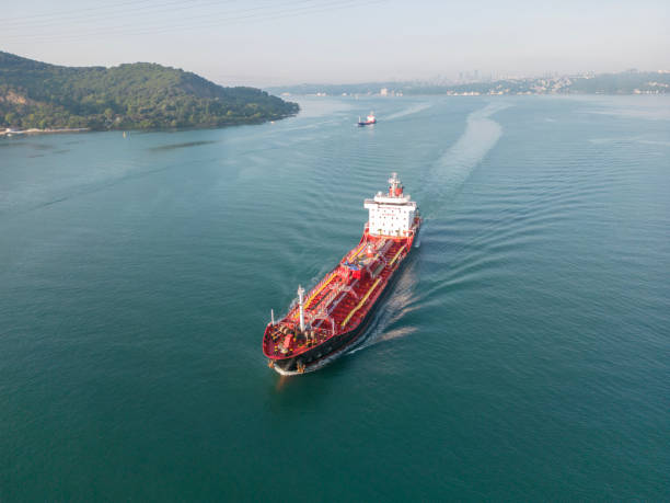 luftaufnahme des ölschifftankers, der rohöl aus der raffinerie auf dem meer transportiert. - tugboat shipping tanker industrial ship stock-fotos und bilder