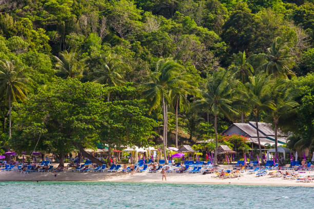 praia tri trang , phuket, mar de andamão, tailândia, ásia - phuket province - fotografias e filmes do acervo