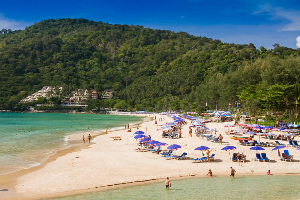 praia de nai harn, phuket, mar de andamão, tailândia, ásia - phuket province - fotografias e filmes do acervo