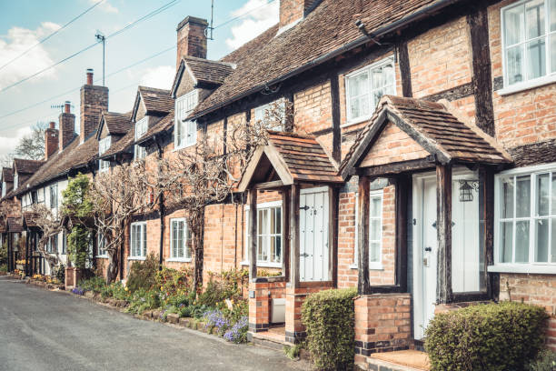 古い伝統的な英国の家が並んでいます。 - tudor style house timber window ストックフォトと画像