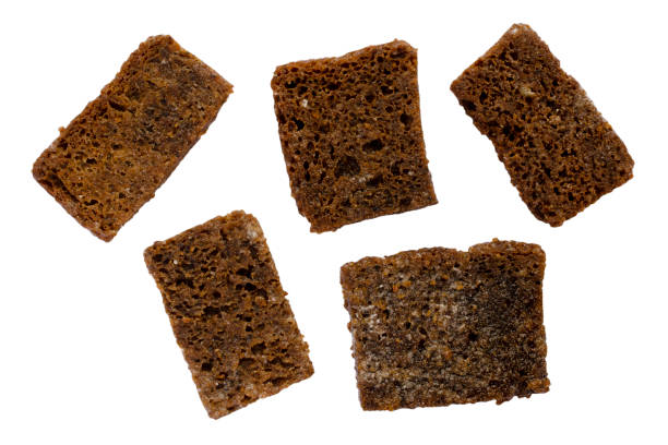 croûtons de seigle isolés sur fond blanc, vue de dessus. ensemble de craquelins de seigle isolés sur fond blanc, vue de dessus. - brown bread bread macro brown photos et images de collection