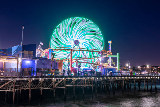 santa monica pier karussell bei nacht, kalifornien. usa - santa monica california santa monica pier amusement park stock-fotos und bilder