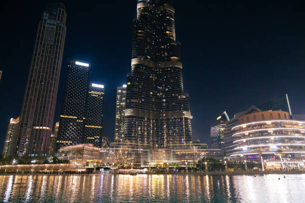 edifício burj khalifa em dubai à noite - dubai media city - fotografias e filmes do acervo