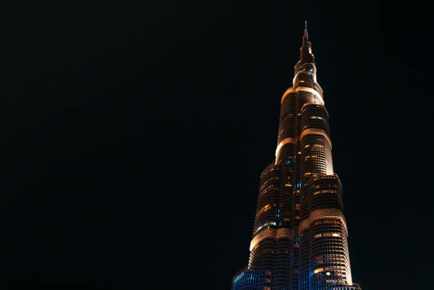 edifício burj khalifa em dubai à noite - dubai media city - fotografias e filmes do acervo