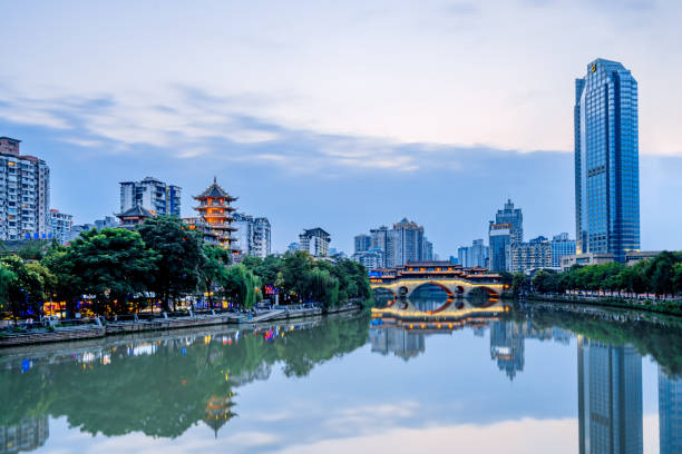 nachtlandschaft der anshun-brücke in chengdu, sichuan, china - chengdu stock-fotos und bilder