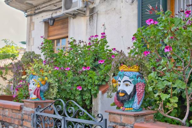 cabeças típicas dos mouros em taormina, sicília, - heath ceramics - fotografias e filmes do acervo