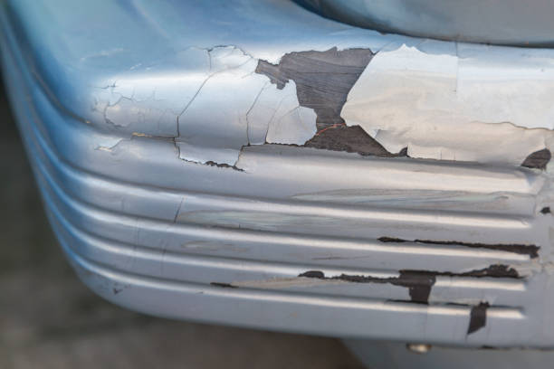 istock Cracked and peeling paint on car 1548189908