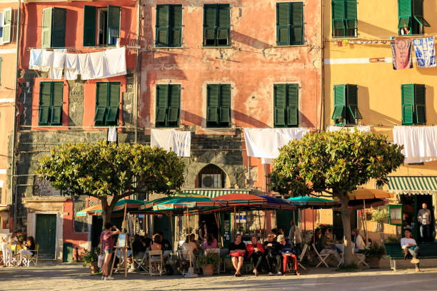 vista delle cinque terre - la spezia foto e immagini stock