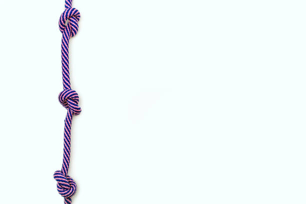 흰색 바탕에 세 개의 매듭이 있는 여러 가지 빛깔의 밧줄 - tied knot rope three objects string 뉴스 사진 이미지