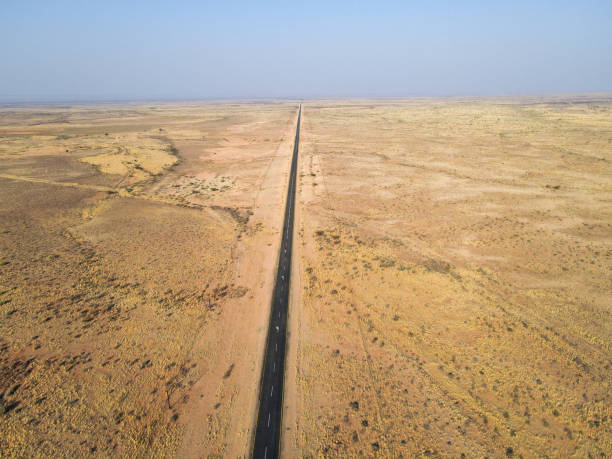 punto di vista del drone scena rurale della namibia - dirt road road desert road gravel foto e immagini stock