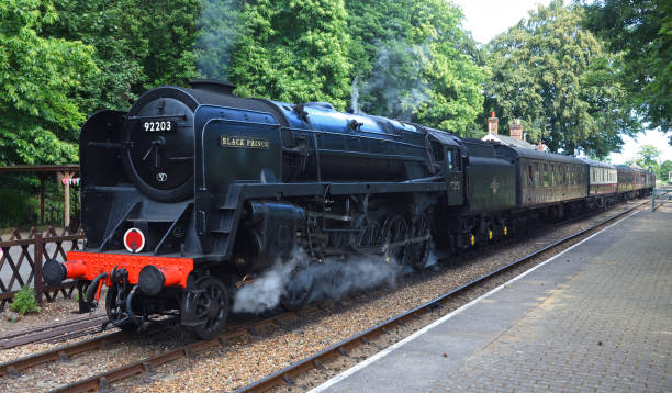 locomotiva a vapore vintage british railways br standard class 9f 2-10-0 "black prince" alla stazione. - the black prince foto e immagini stock