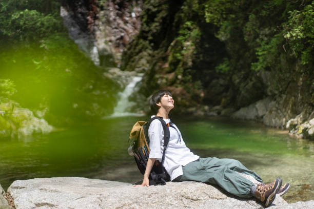 voyageur - hiking young women outdoors t shirt photos et images de collection