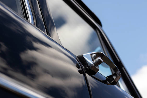 istock Door handle of a black retro car. 1548395361