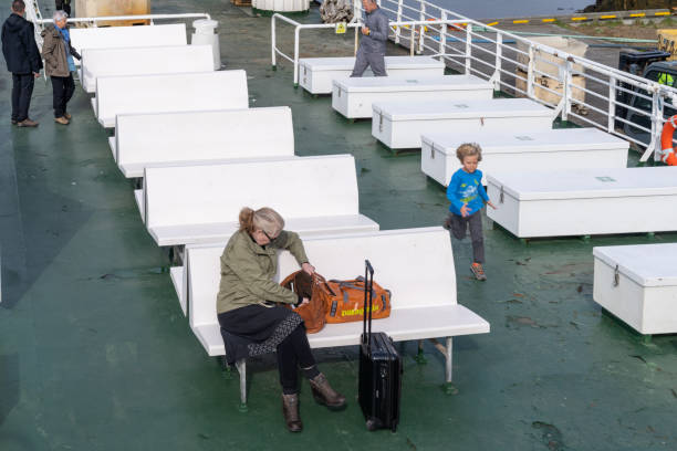 pasażerowie promu baldur siedzą na ławkach na łodzi, aby popłynąć na wyspę flatey i fiordy zachodnie - flatey zdjęcia i obrazy z banku zdjęć