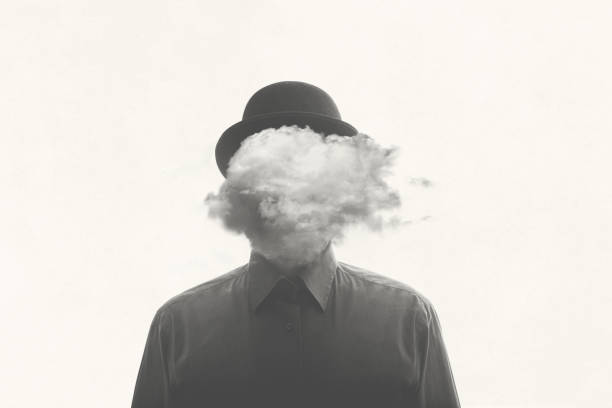 homme avec nuage au-dessus de la tête, concept surréaliste en noir et blanc - directeur de la création photos et images de collection