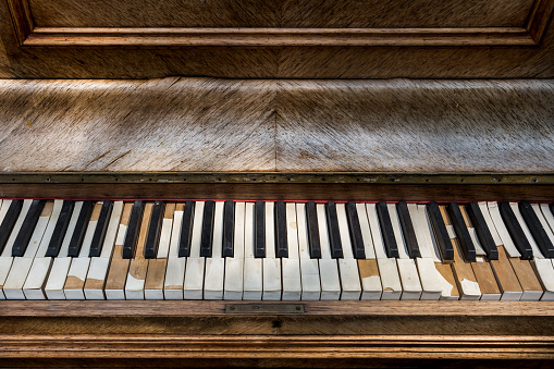 Unn vieux piano en bois mal entretenu