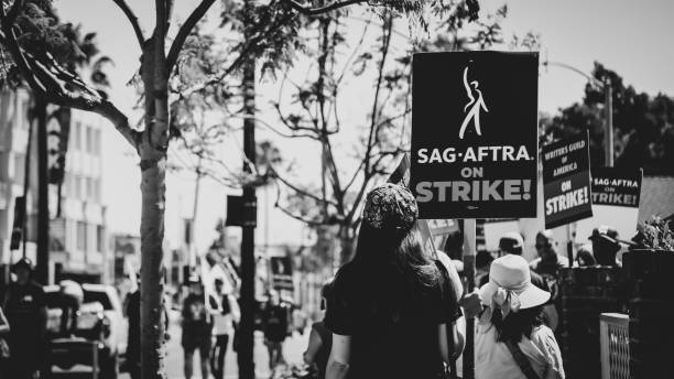 актеры sag-aftra и wga присоединяются к писателям на пикетах в лос-анджелесе во время развлекательной забастовки - protestor protest strike labor union стоковые фото и изображения