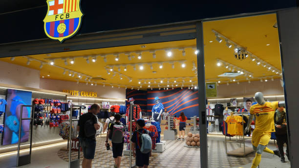 eintritt in den offiziellen shop des fcb oder futbol club barcelona - futbol stock-fotos und bilder