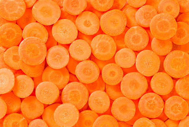 carrot slices arrangement in a row composition full frame vegetables - carotene imagens e fotografias de stock