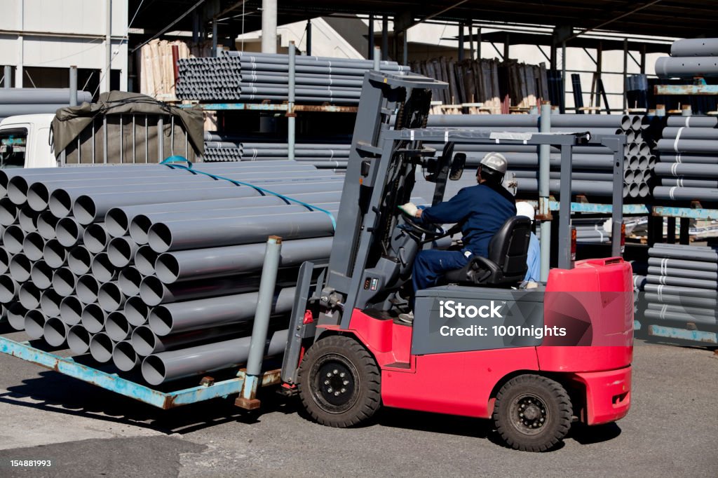 Hombre de trabajo de con la carretilla elevadora - Foto de stock de Tubería libre de derechos