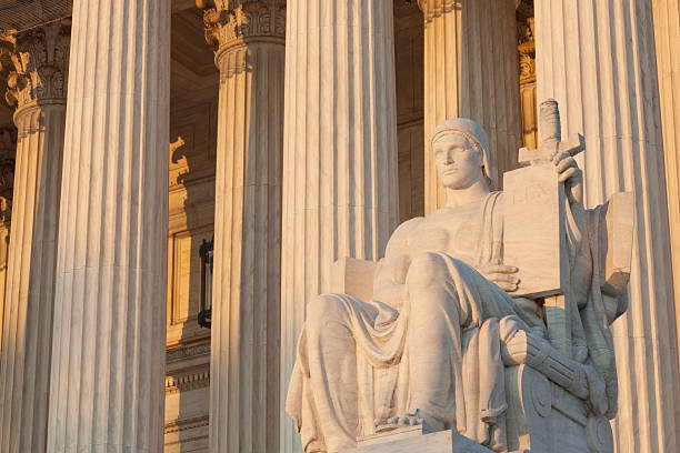 "uguale giustizia legge," corte suprema - column corinthian government building federal building foto e immagini stock