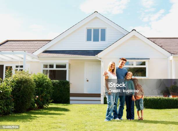 Europäischer Abstammung Familie Stehen Vor Einem Luxushaus Stockfoto und mehr Bilder von Wohnhaus