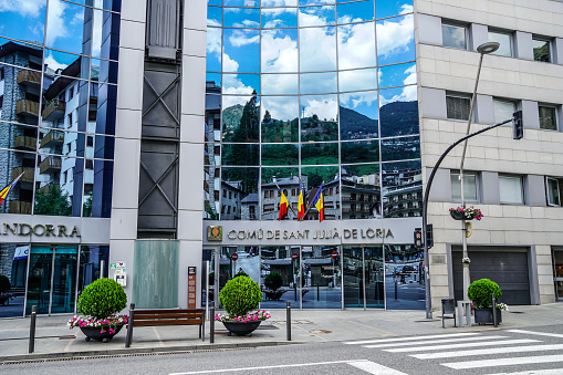 Govern D`Andorra edifico de gestión administrativa y bandera de Andorra , Andorra la Vella