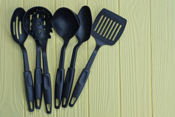 istock a set of six black plastic kitchen utensils 1548837340