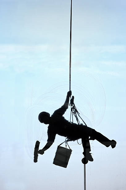 torre limpiacristales. - cleaning window window washer built structure fotografías e imágenes de stock